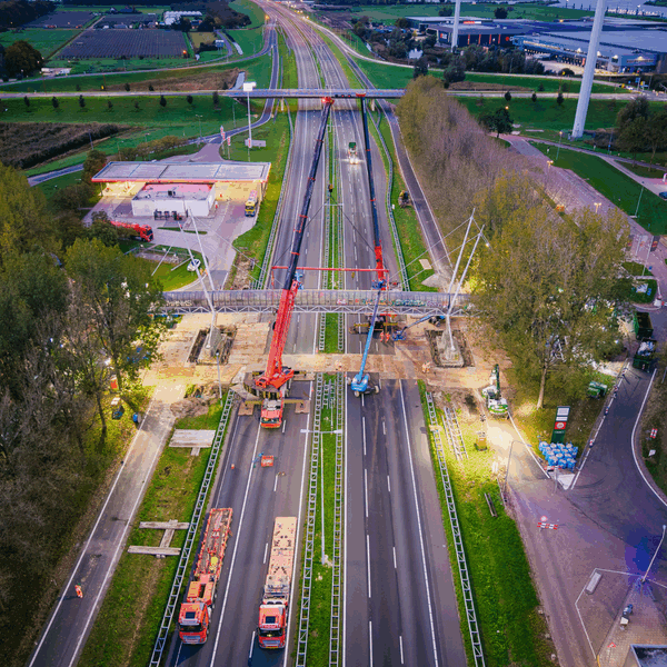 Sloopkunsten over de snelweg in Houten